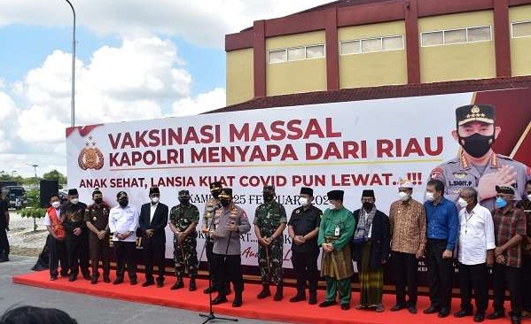 DPRD Kampar Bersama Kapolri Laksanakan Vaksin Masyarakat di Kec Tambang